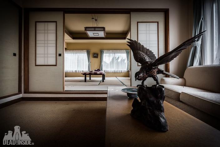 Я попал внутрь самого большого заброшенного отеля в Японии. Вот фото оттуда Невероятно!