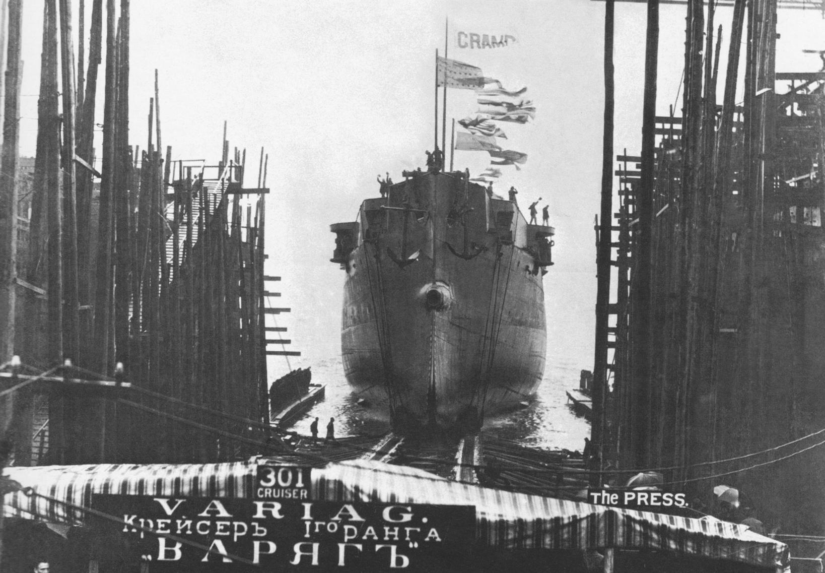 Где был спущен на воду первый. Крейсер Варяг 1904. Варяг бронепалубный крейсер. Крейсер Варяг 1899. Крейсер Варяг 1916 год.
