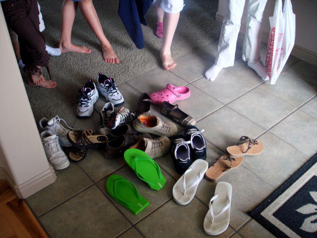 Ходить по квартире в обуви – действительно опасно. Вот только несколько фактов Исследователи объяснили.