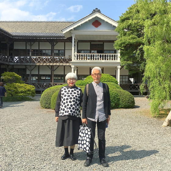 Двое японцев живут вместе уже 38 лет. И каждый день выходят из дому в «одинаковой» одежде Две половинки одного целого.