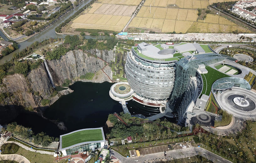 Китайцы построили отель в заброшенном угольном карьере. Вы только посмотрите Архитектурная фантастика.