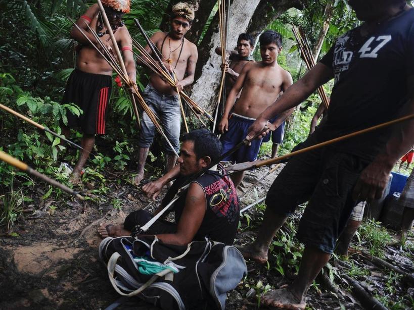 В Бразилии индейцы берут в руки оружие, чтобы спасти леса Амазонки ″Легкие″ нашей планеты под угрозой.