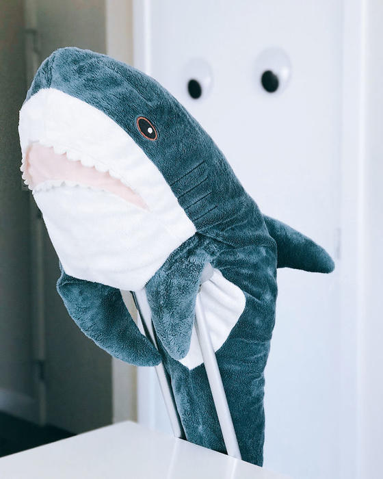 IKEA выпустила очаровательную плюшевую акулу - и люди сходят по ней с ума Очень забавная игрушка!