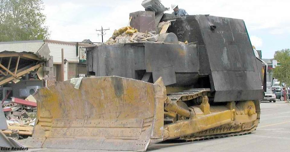 Мужик на самодельном танке уничтожил целый городок - и полиция не смогла его остановить Вот до чего доводит коррупция!