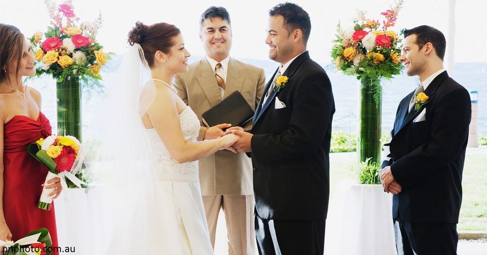 Почему невеста стоит слева во время венчания? У этого есть совсем не романтичная причина Никогда бы не подумали!