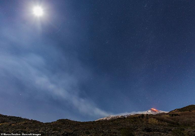 Извергавшийся ночью вулкан Этна попал на фото. Вы только посмотрите... Красотища!