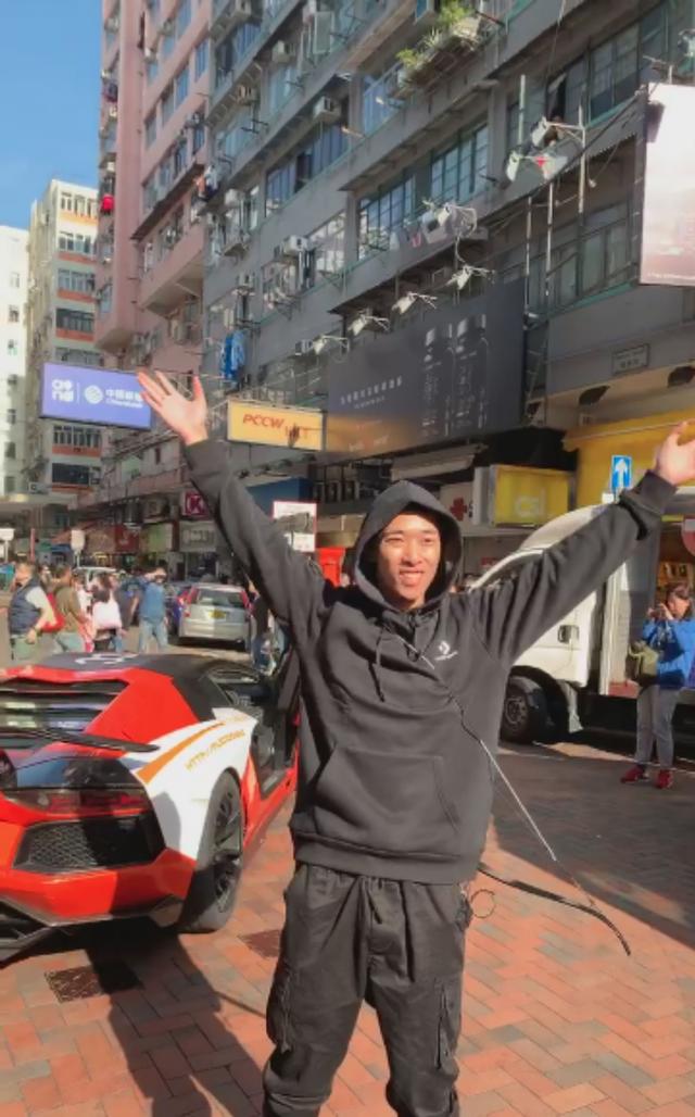 «Биткойн-бог» из Гонконга был арестован после того, как выбрасывал деньги из окна Сторонники называют его «Робином Гудом».