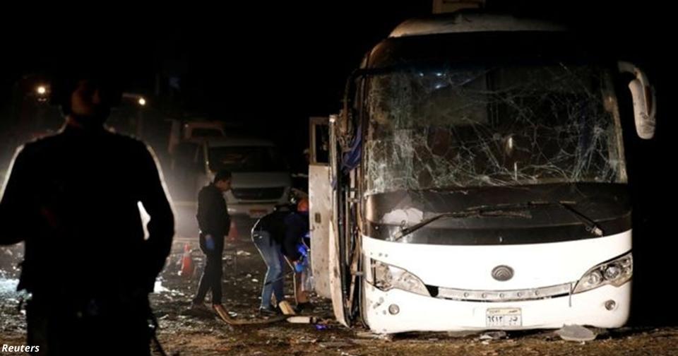 Возле пирамид Гизы в Египте взорвали туристический автобус Есть погибшие и раненые.