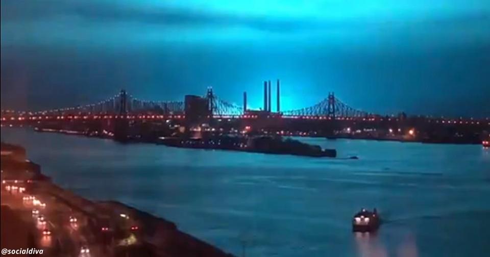 Ночное небо Нью Йорка залило жутким синим светом после взрыва на станции А все подумали — НЛО!
