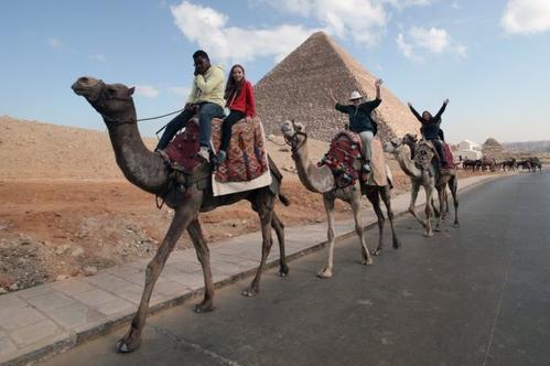 Возле пирамид Гизы в Египте взорвали туристический автобус Есть погибшие и раненые.