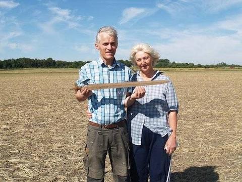 На огороде нашли меч викингов, которому 3000 лет. И он все еще острый! Удивительно.