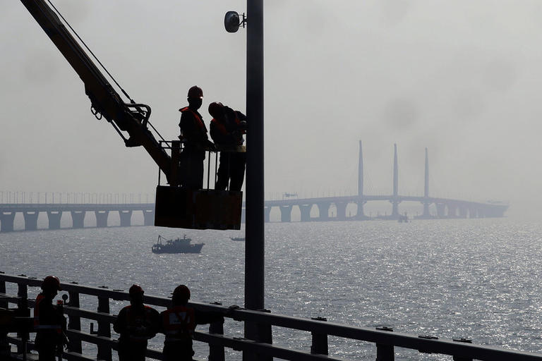 Китай построил самый длинный морской мост на планете - Керчи и не снилось! Грандиозное сооружение!