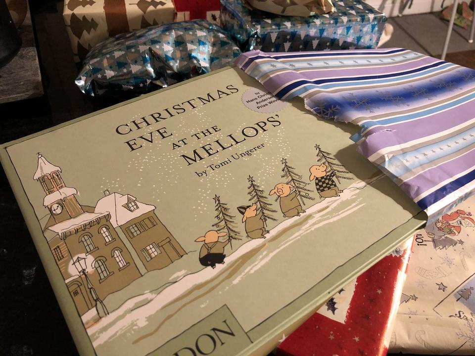 Перед смертью дедушка накупил 2-летней соседке подарков на каждое Рождество - до 14 лет Человек с большой буквы!