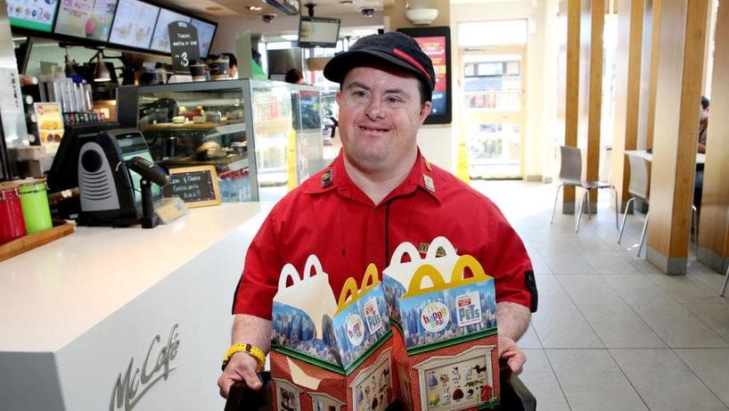 Работник McDonalds с синдромом Дауна ушел в отставку 32 года спустя Достоин уважения. Согласны?