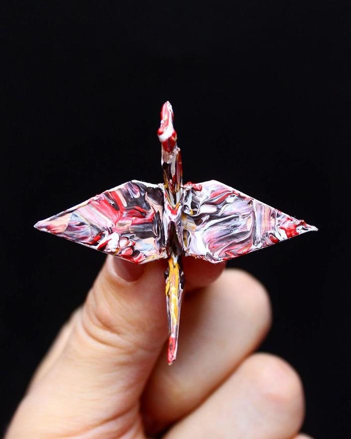 Когда-то я стал делать по 1 журавлику оригами в день. Прошло 1000 дней... Видно руку мастера!