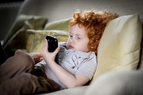 ″Я психолог - и я знаю, что телефоны тормозят развитие детей. Особенно, если..″ Есть причины для беспокойства.