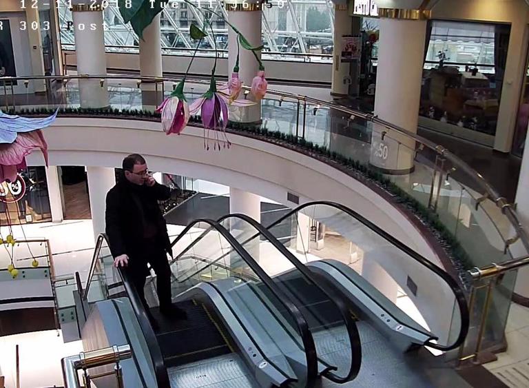 Как работают воры в торговых центрах: дерзкое воровство попало на видео Будьте осторожны!