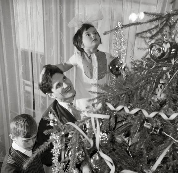 33 фото новогоднего декора 50-х - о том, как много всего изменилось с тех пор Винтаж витает в воздухе!