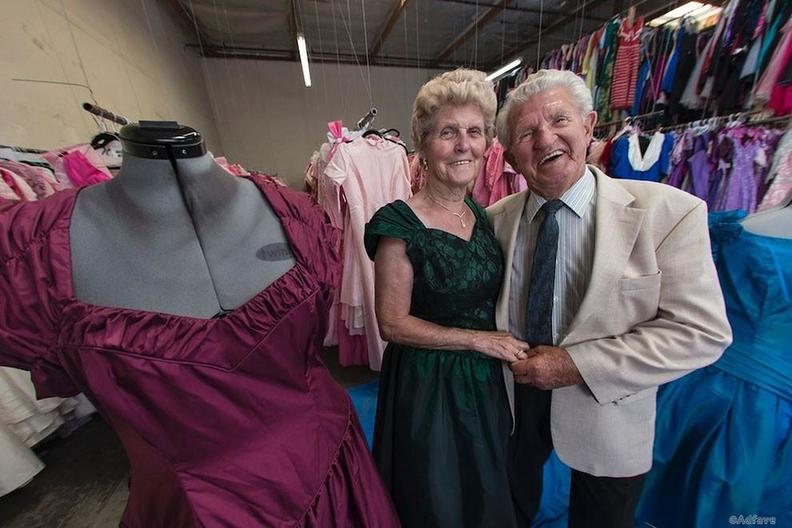 За 56 лет брака он купил жене 55 000 платьев. Мужик! Столько даже у диснеевских принцесс нет!