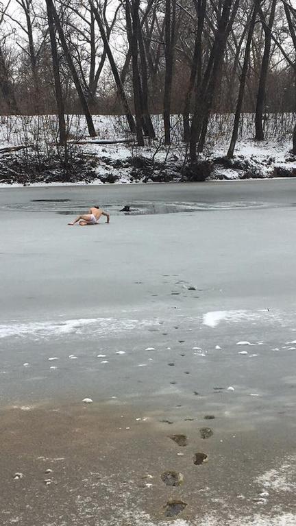 Он пытался спасти тонущего бродячего пса - и сам провалился под лед! Безумец или герой?