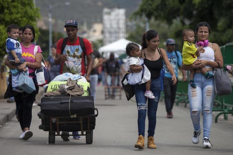 Женщины так сильно хотят сбежать из Венесуэлы, что продают волосы и грудное молоко Гуманитарная катастрофа в Венесуэле.