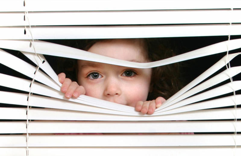 Безопасность жалюзи на окнах: в США новый закон, соблюдайте добровольно Он призван спасти жизни детей!