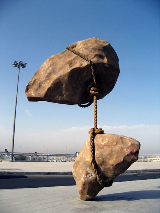 23 уличные скульптуры, которые бросили вызов гравитации - и победили её Просто глазам не верится!