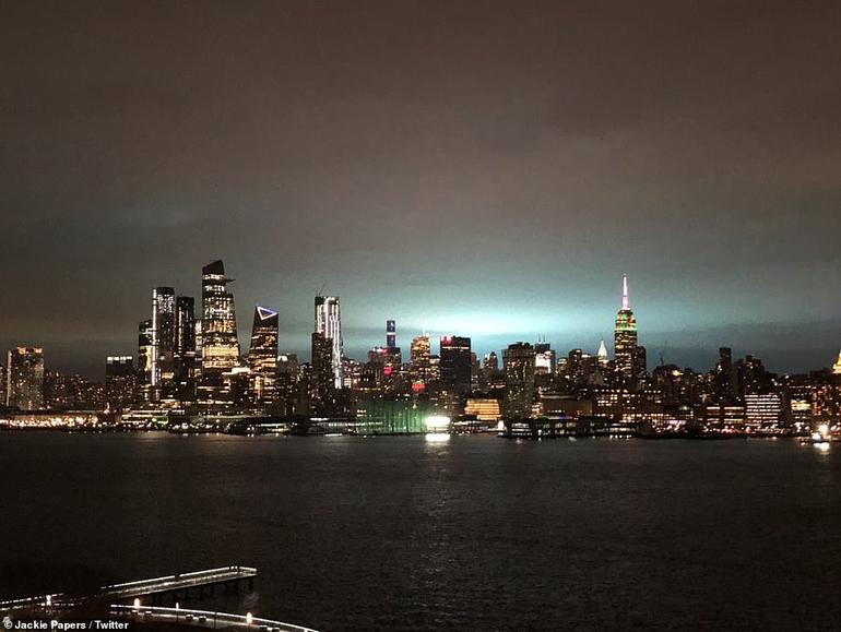Ночное небо Нью-Йорка залило жутким синим светом после взрыва на станции А все подумали — НЛО!