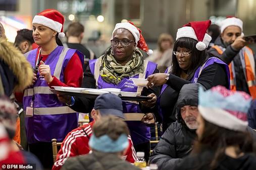 ЖД-вокзал в центре города превратили в столовую, чтобы накормить 200 бездомных Теплый поступок как раз перед Рождеством!