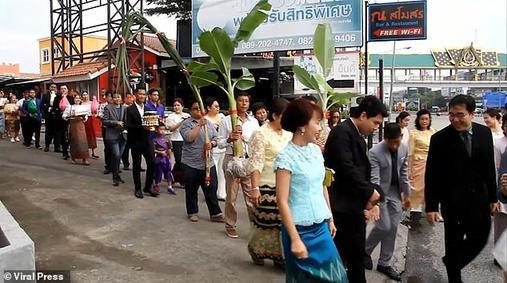6-летних двойняшек поженили родители: они якобы ″были вместе в прошлой жизни″ Странная традиция Таиланда.