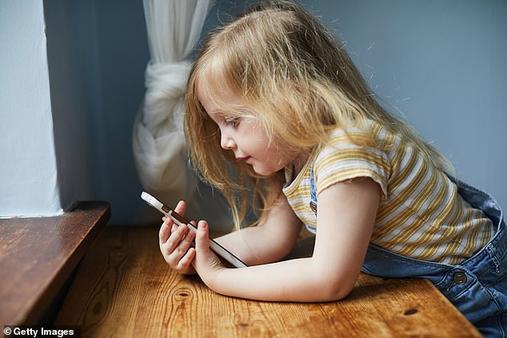 ″Я психолог - и я знаю, что телефоны тормозят развитие детей. Особенно, если..″ Есть причины для беспокойства.