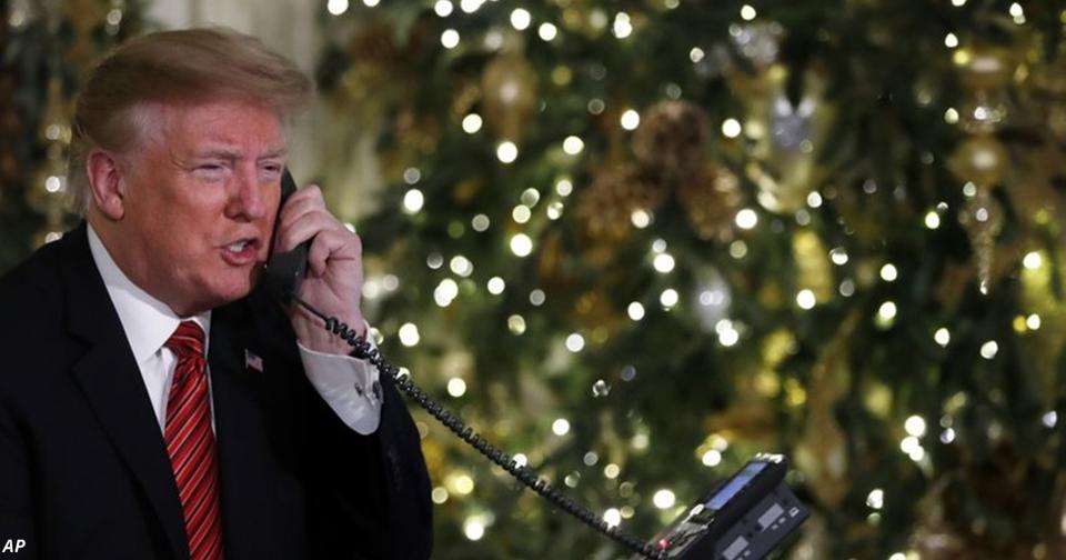 7-летний мальчик позвонил в Белый дом, чтобы узнать, существует ли Санта. Трамп обозвал его ″маргиналом″ Очередной скандал в Белом доме.