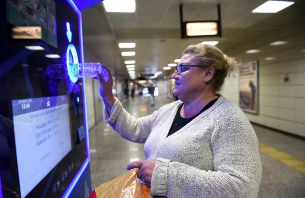 Оплатите билет пластиковой бутылкой. Метро в Стамбуле борется с мусором Очень круто!