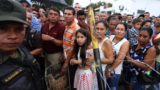 Женщины так сильно хотят сбежать из Венесуэлы, что продают волосы и грудное молоко Гуманитарная катастрофа в Венесуэле.