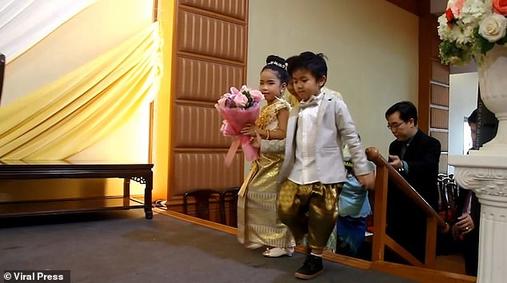6-летних двойняшек поженили родители: они якобы ″были вместе в прошлой жизни″ Странная традиция Таиланда.