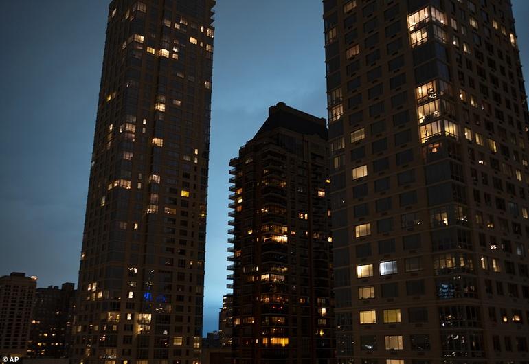 Ночное небо Нью-Йорка залило жутким синим светом после взрыва на станции А все подумали — НЛО!