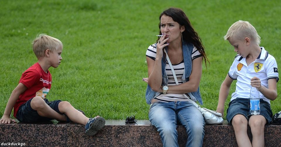 Страшное количество следов никотина обнаружено в крови детей курильщиков Опасность пассивного курения.