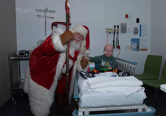 Санта-Клаус, который поздравляет детей, для которых это Рождество может стать последним Трогает до слёз!