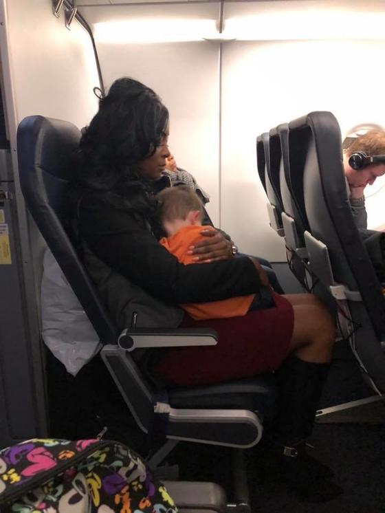 Эта мать нуждалась в помощи - и получила ее от 3 незнакомцев в самолете А вы помогаете незнакомым людям?