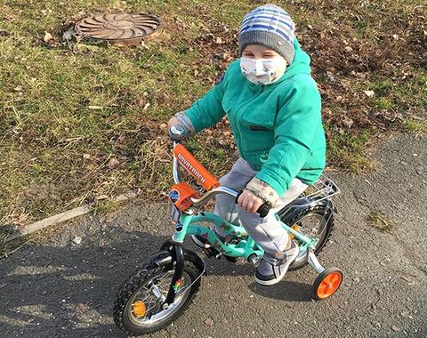 4-летний мальчик сам шил игрушки, чтобы заработать себе на операцию Вот что такое воля к жизни!