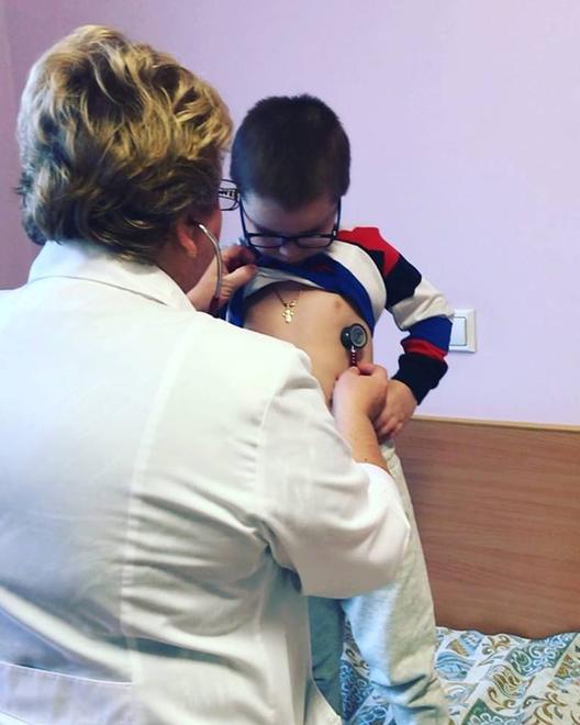 4-летний мальчик сам шил игрушки, чтобы заработать себе на операцию Вот что такое воля к жизни!