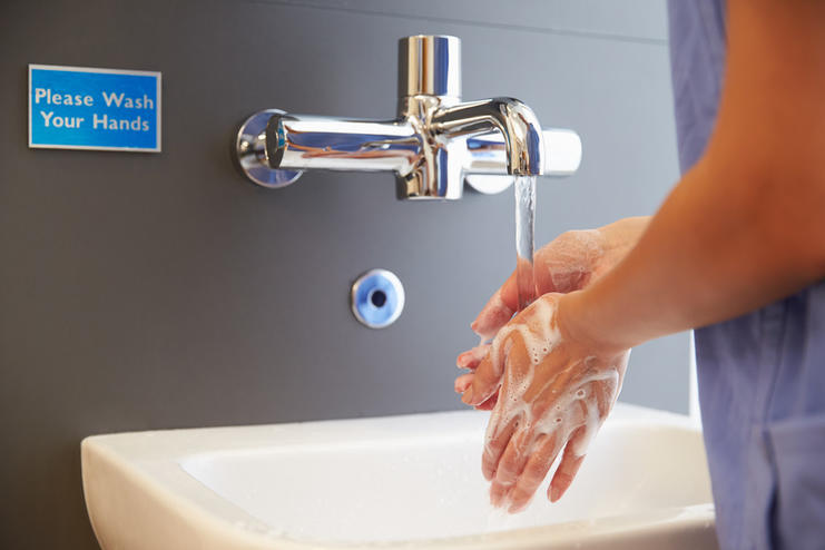 5 ошибок, которые надо избегать во время мытья рук зимой Не надо так!