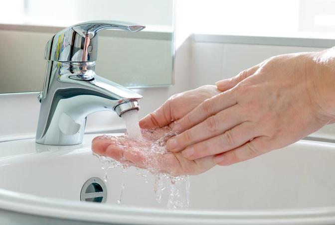 5 ошибок, которые надо избегать во время мытья рук зимой Не надо так!