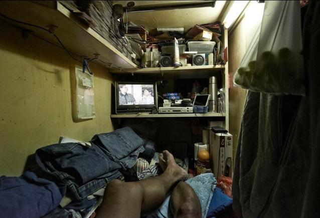 21 фото о том, каково это - жить в гонконгских «гробницах»