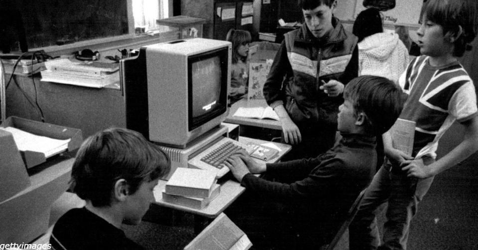 Мужик нашел на чердаке 30-летний компьютер Apple. Включил - и он работает!