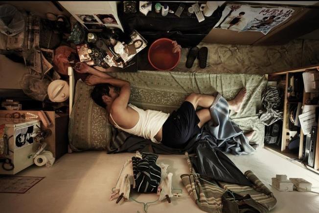21 фото о том, каково это - жить в гонконгских «гробницах»