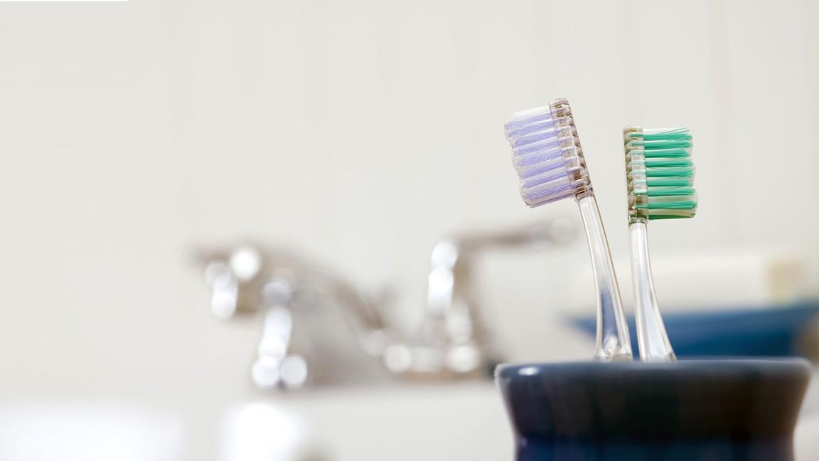 Зубные щетки - причина, почему надо закрывать крышку унитаза перед тем, как смывать