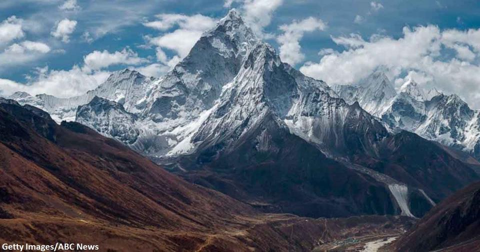 Китай закрывает свой базовый лагерь на Эвересте для туристов из-за мусора