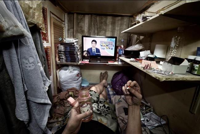21 фото о том, каково это - жить в гонконгских «гробницах»