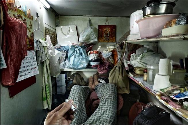 21 фото о том, каково это - жить в гонконгских «гробницах»